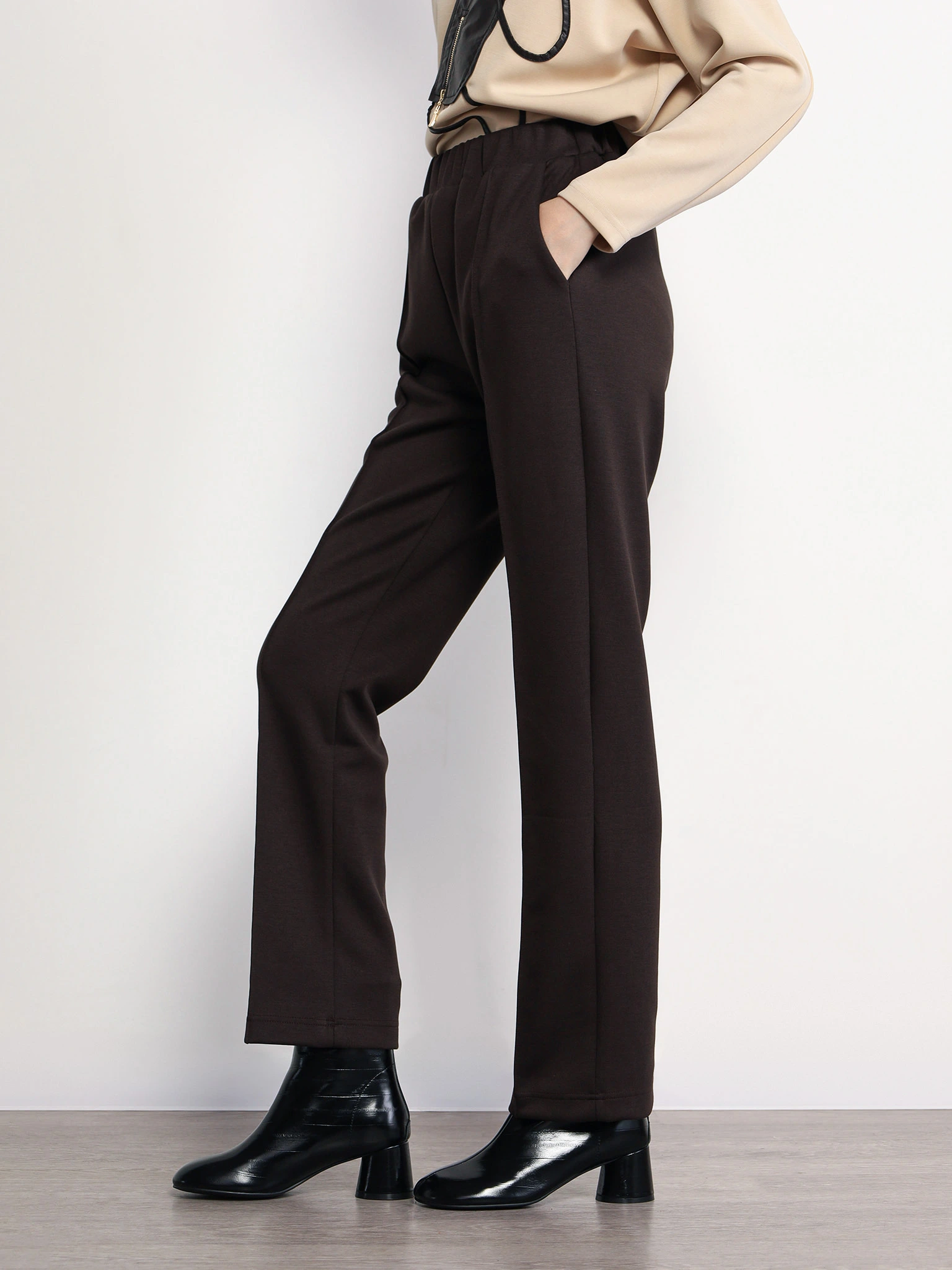 Брюки трикотажные темно-коричневого цвета с эластичным поясом